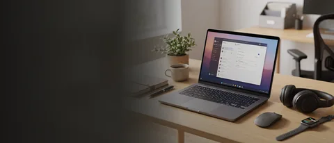 Escritorio con notebook, papelería y accesorios de oficina